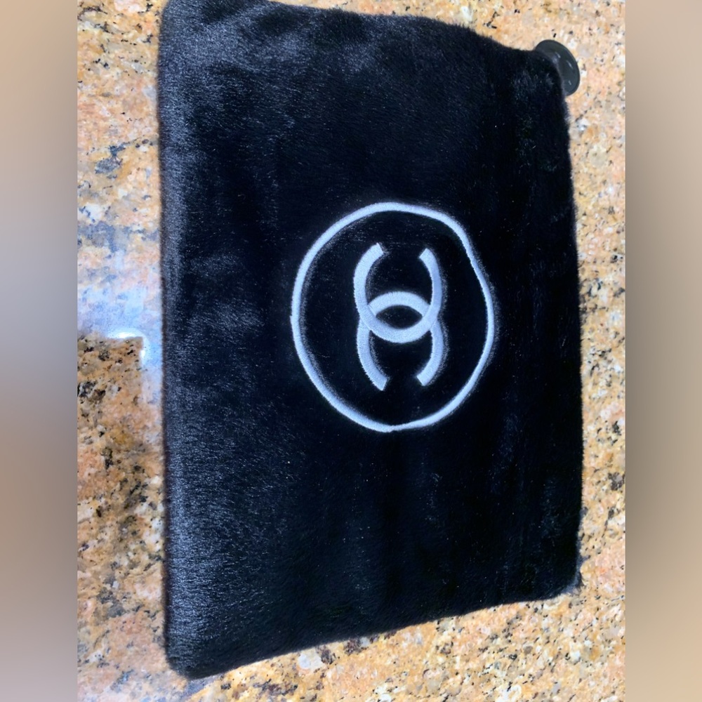 Brand new, rare furry authentic Chanel CC purse/ clutch/ cosmetic case,brand new - Picture 9 of 13